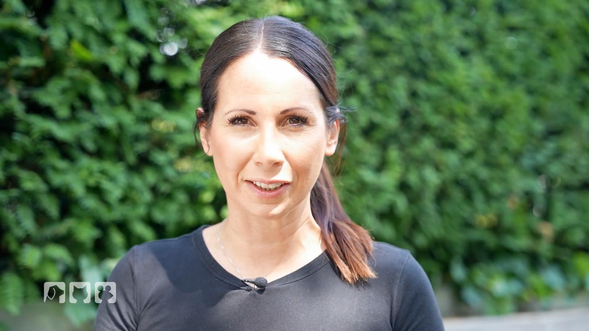 Jana versorgt Tiere nach Polizeieinsatz