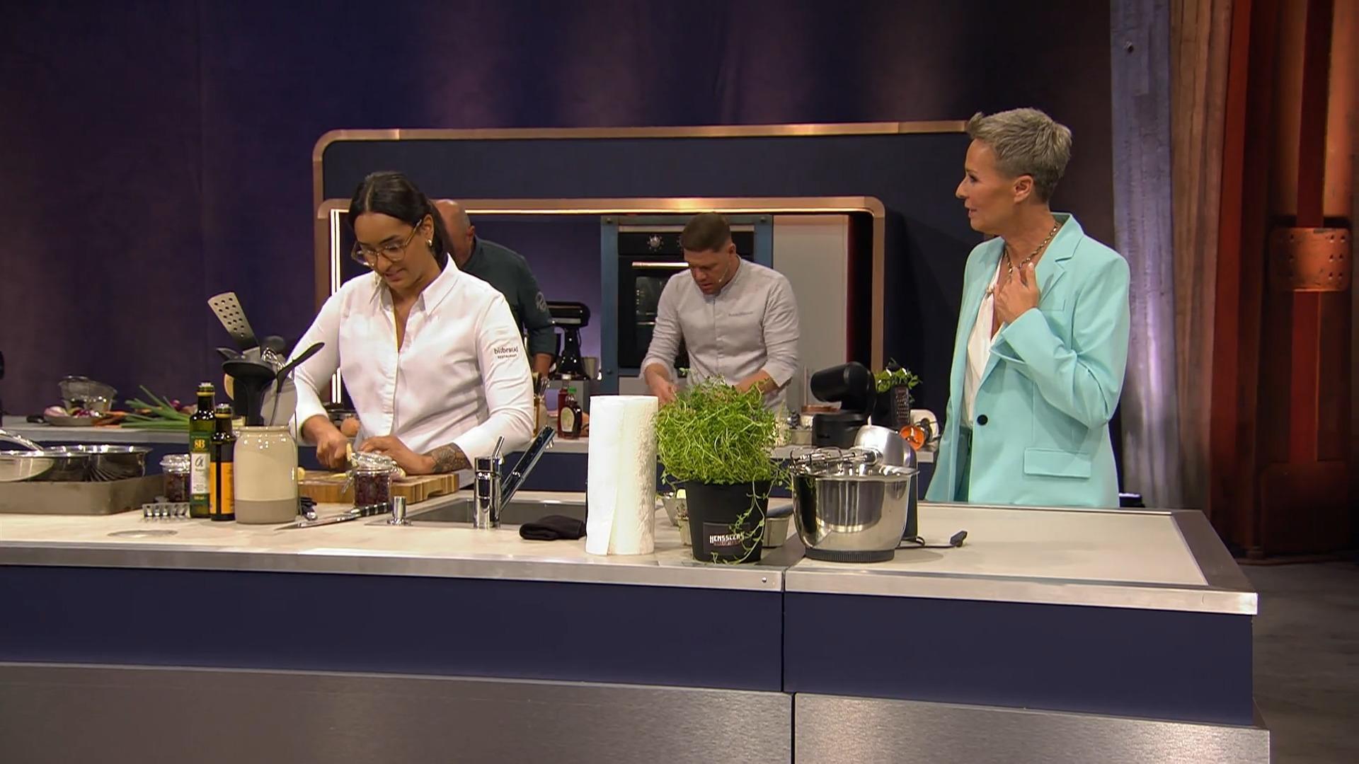 Ralf Zacherl und Alina Meissner-Bebrout am Herd