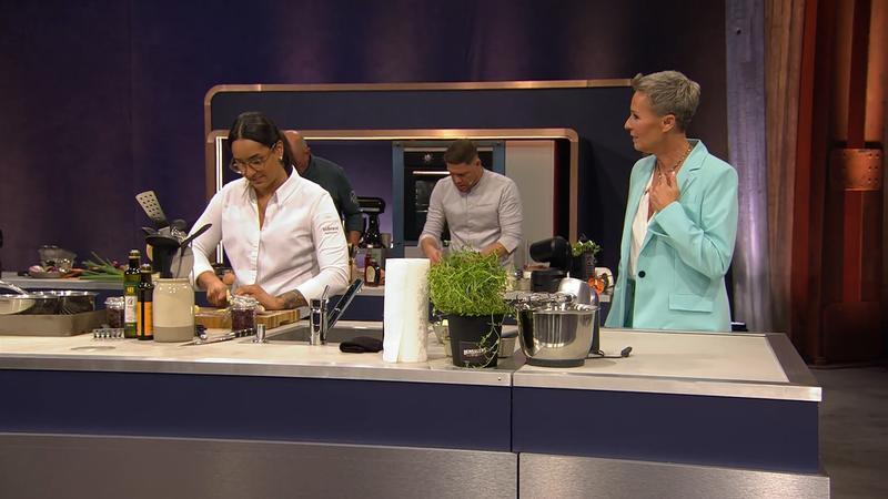 Ralf Zacherl und Alina Meissner-Bebrout am Herd