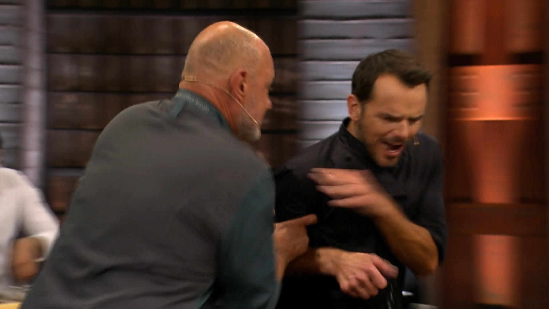 Tätlicher Angriff im Videobeweis!