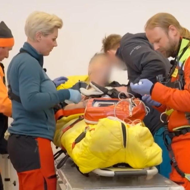 Caro gibt Vater und Sohn Zeit sich zu verabschieden