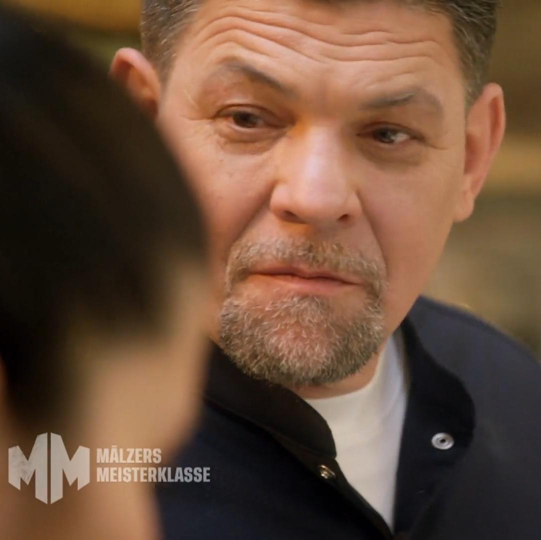 Sie kocht die Pasta, an der er gescheitert ist