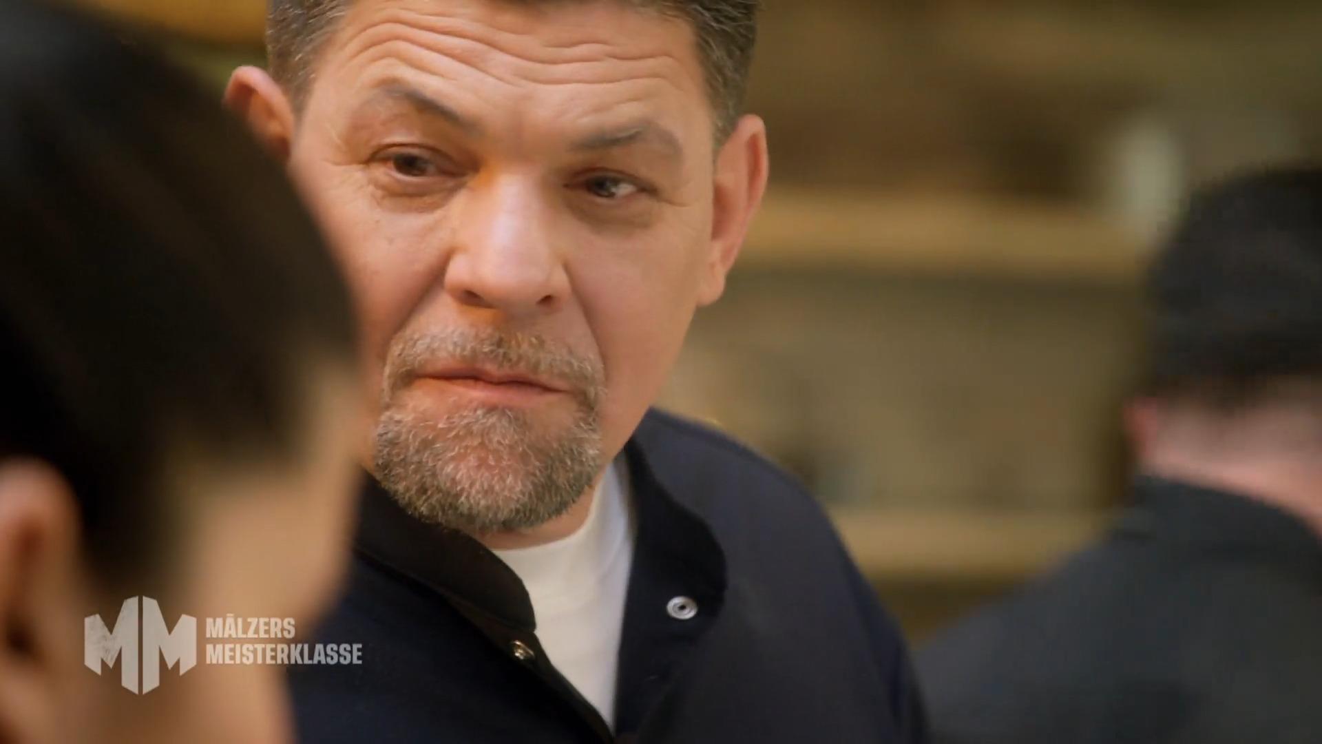 Sie kocht die Pasta, an der er gescheitert ist