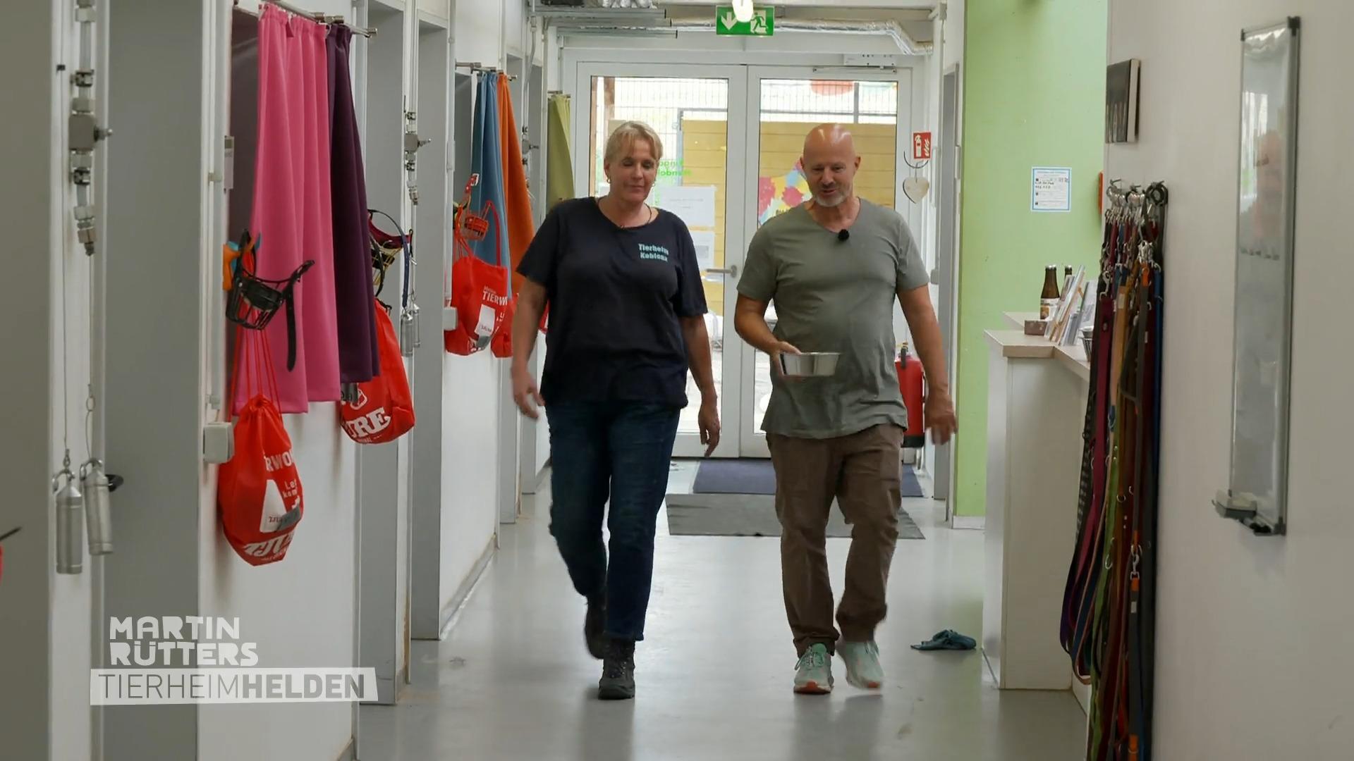 Detlef füttert die anspruchsvollen Hunde