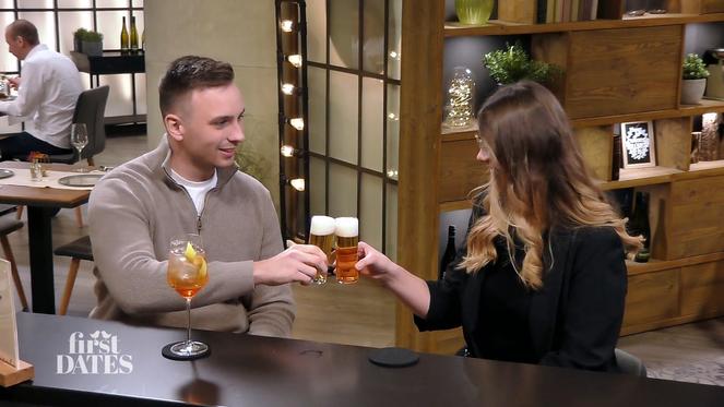 Theresa kann sich nicht entscheiden, was sie trinken will