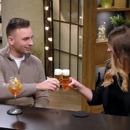 Theresa kann sich nicht entscheiden, was sie trinken will