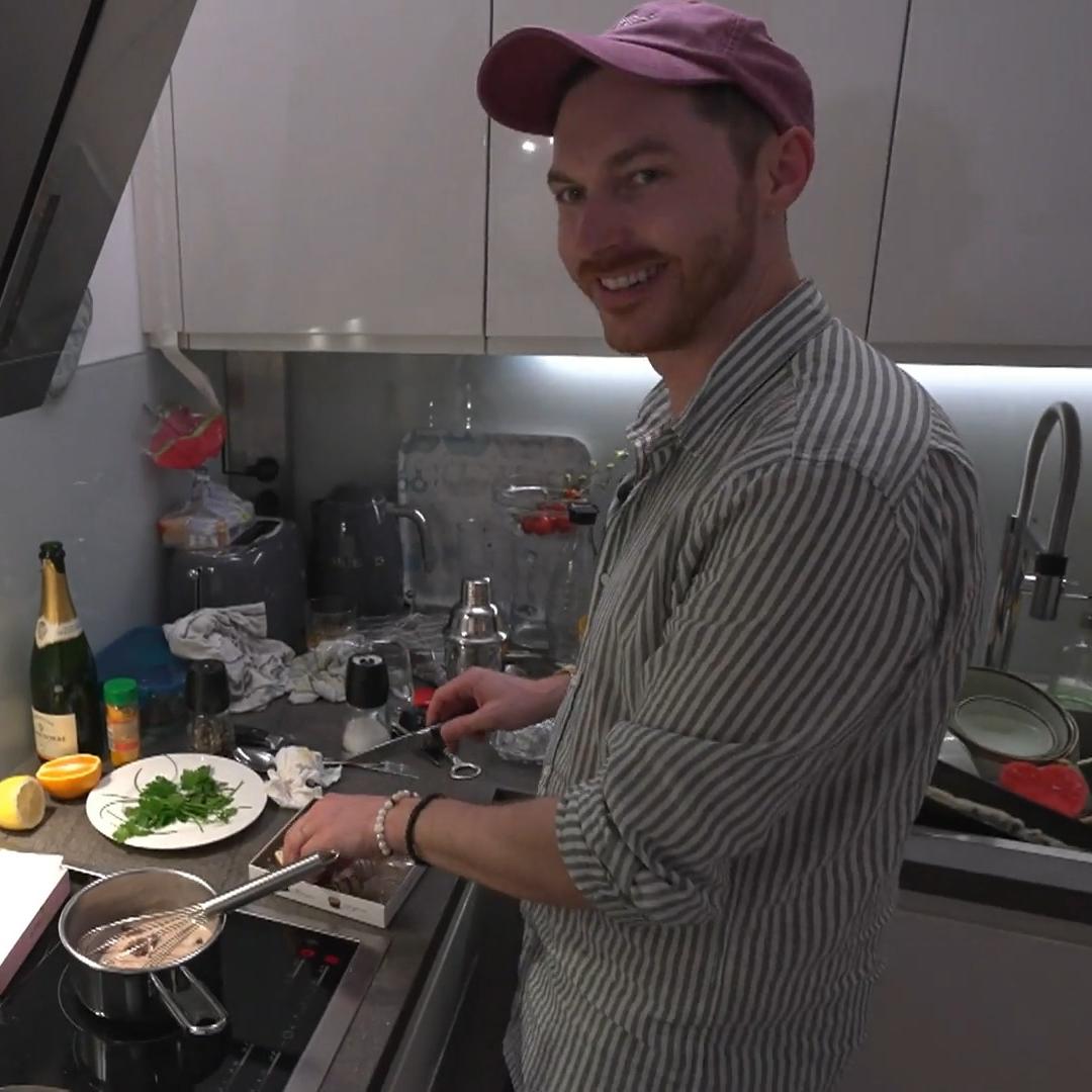 Patrick schmilzt die Gastgeschenk-Pralinen ein