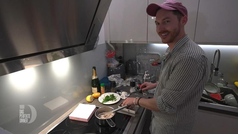 Patrick schmilzt die Gastgeschenk-Pralinen ein