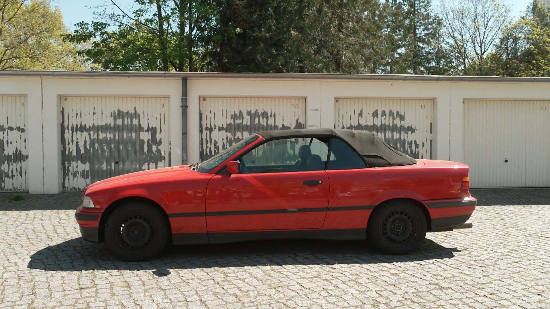Martina hofft auf die Rettung ihres betagten BMW Cabrios