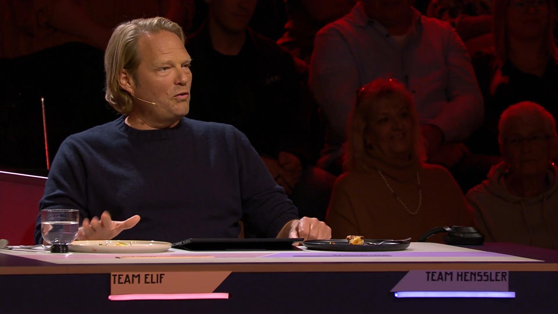 Björn Freitag verkostet die Kreationen