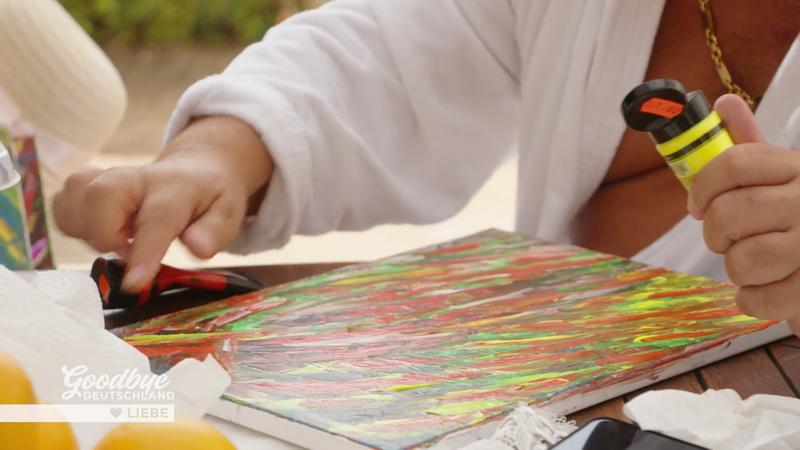 Mike bringt seine Kunst mit den Fingern auf die Leinwand