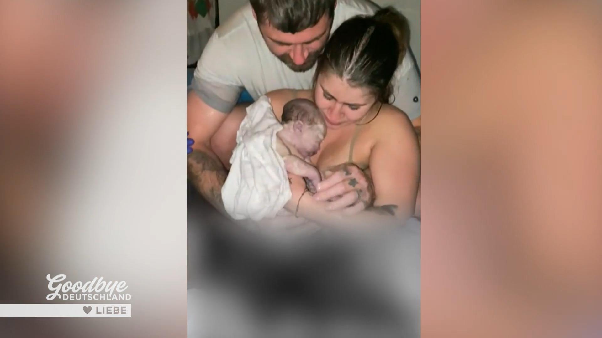 Rebecca und Kory freuen sich über ihre kleine Tochter