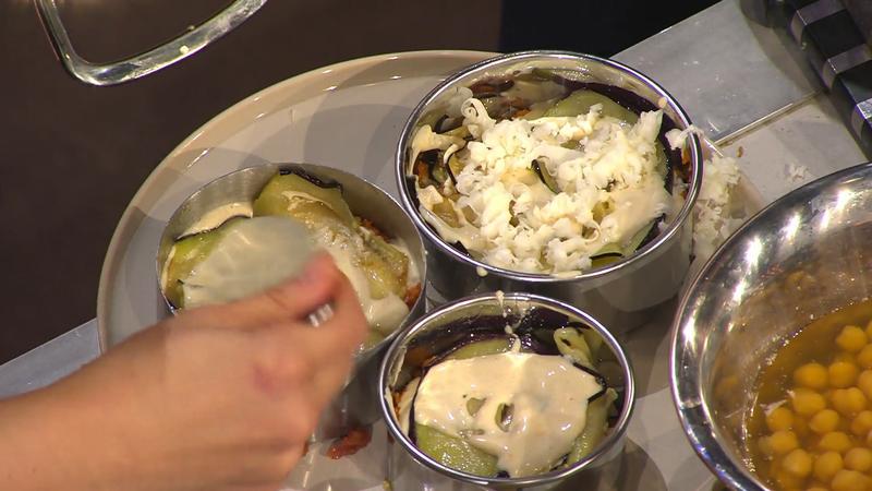 Die Teams beginnen mit dem Anrichten