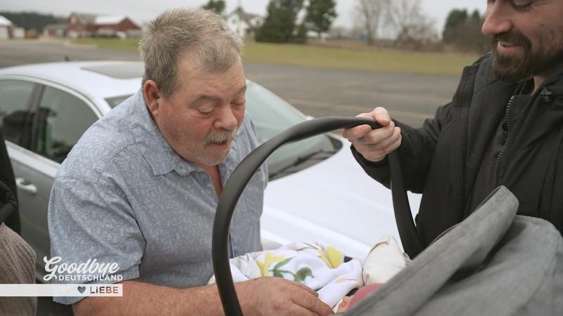 Korys Vater begegnet seiner Enkeltochter bei der Kindersegnung