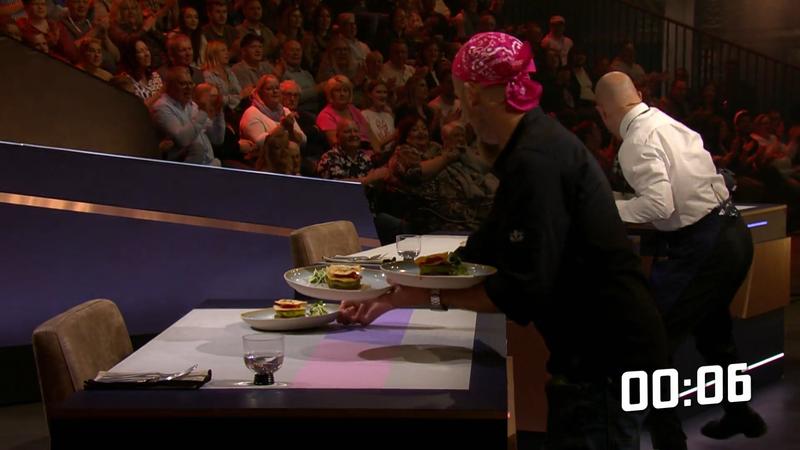 Die Teams bringen ihre Teller nach vorne