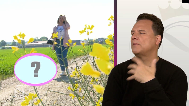 Welchen Hund hat Mina an ihrer Seite?