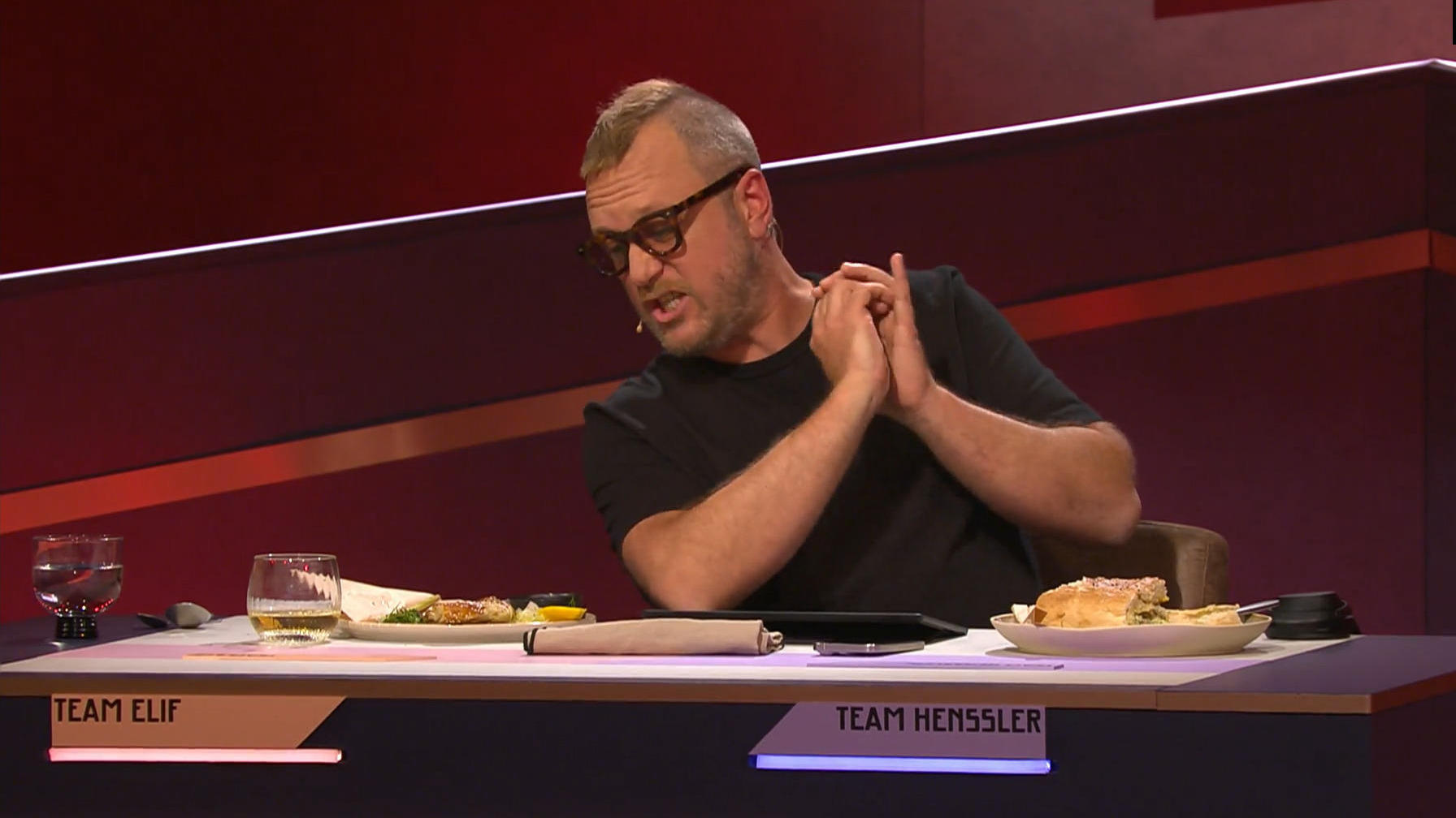 Max Strohe erklärt Döner-Essen mit vollem Einsatz