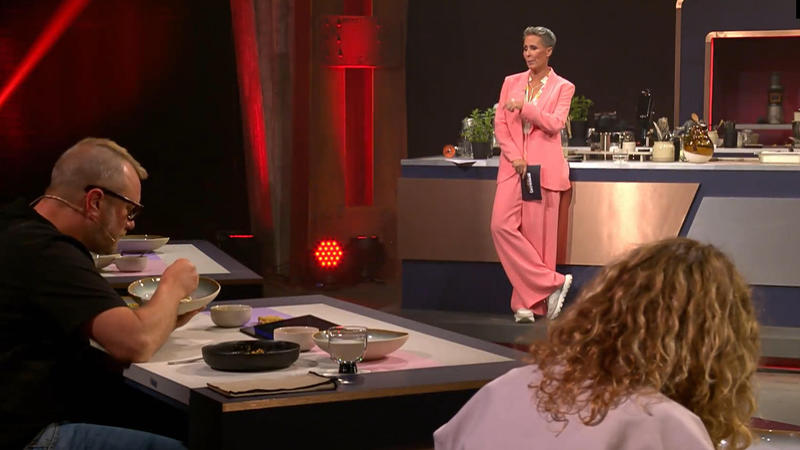 Die Jury probiert und Sonja knurrt der Magen