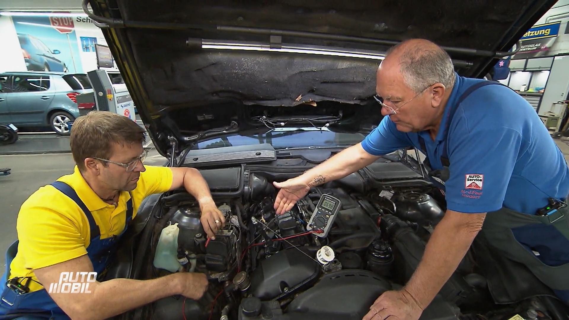 Die Autodoktoren prüfen das Steuergerät des BMW