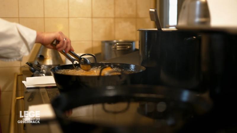 Sebastian Lege setzt beim Schnitzel auf Schweineschmalz