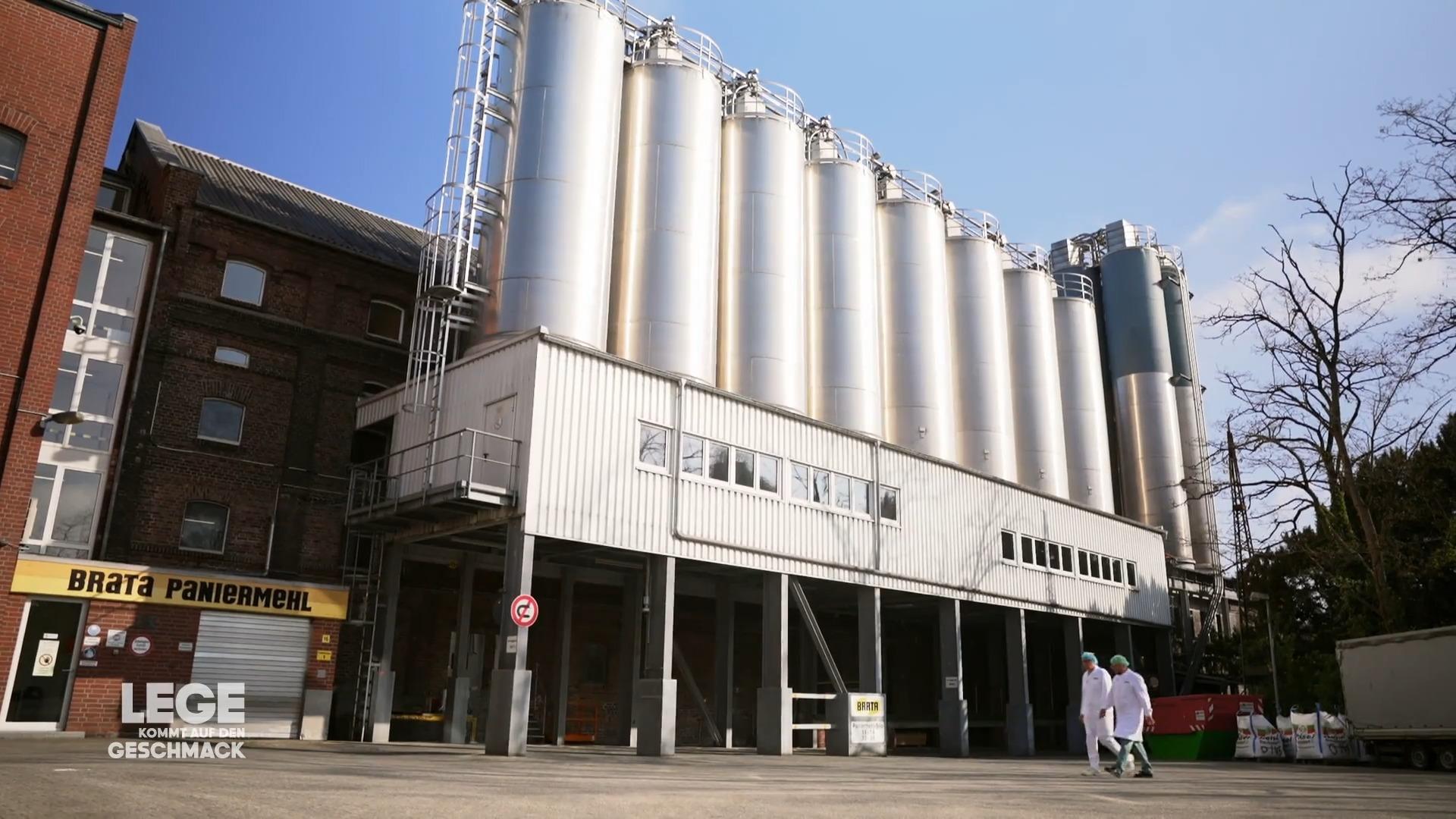 Sebastian Lege sucht in Neuss das beste Paniermehl