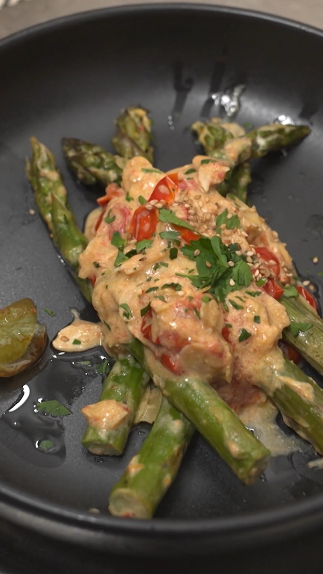 Renate serviert Green Glow