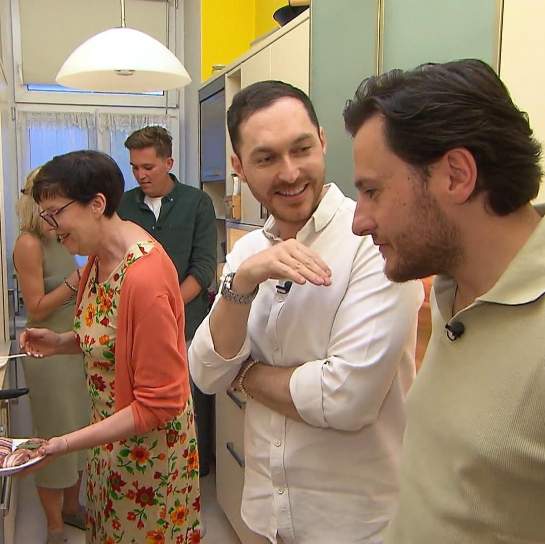 Alle Gäste quetschen sich in Petras Küche