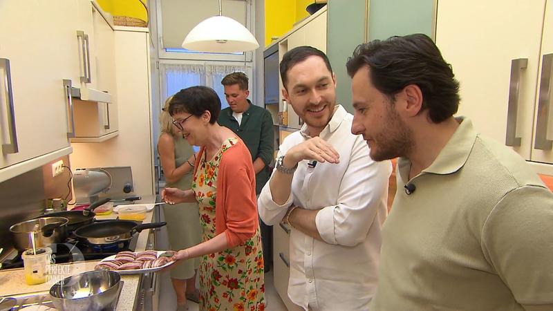 Alle Gäste quetschen sich in Petras Küche