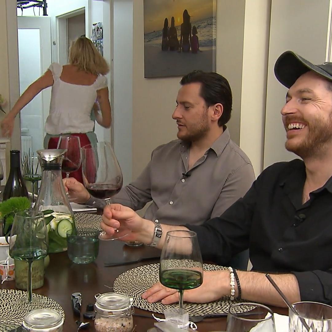 Renate wirbelt durch die Küche