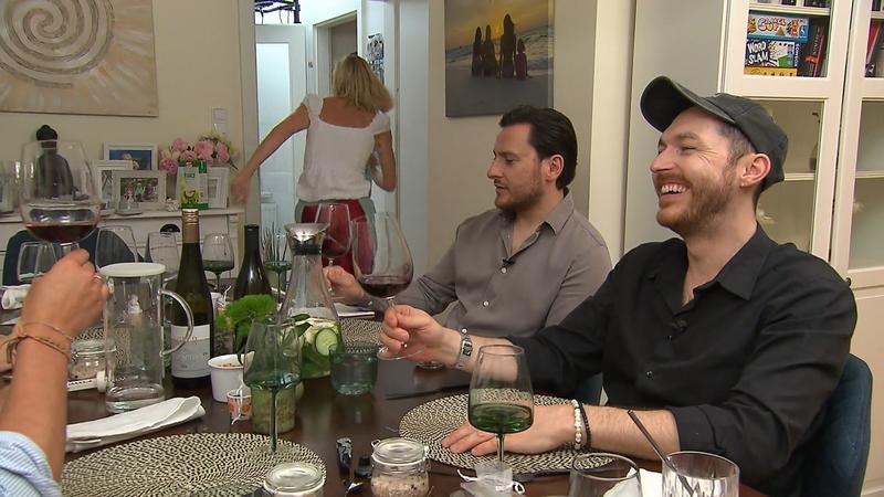 Renate wirbelt durch die Küche