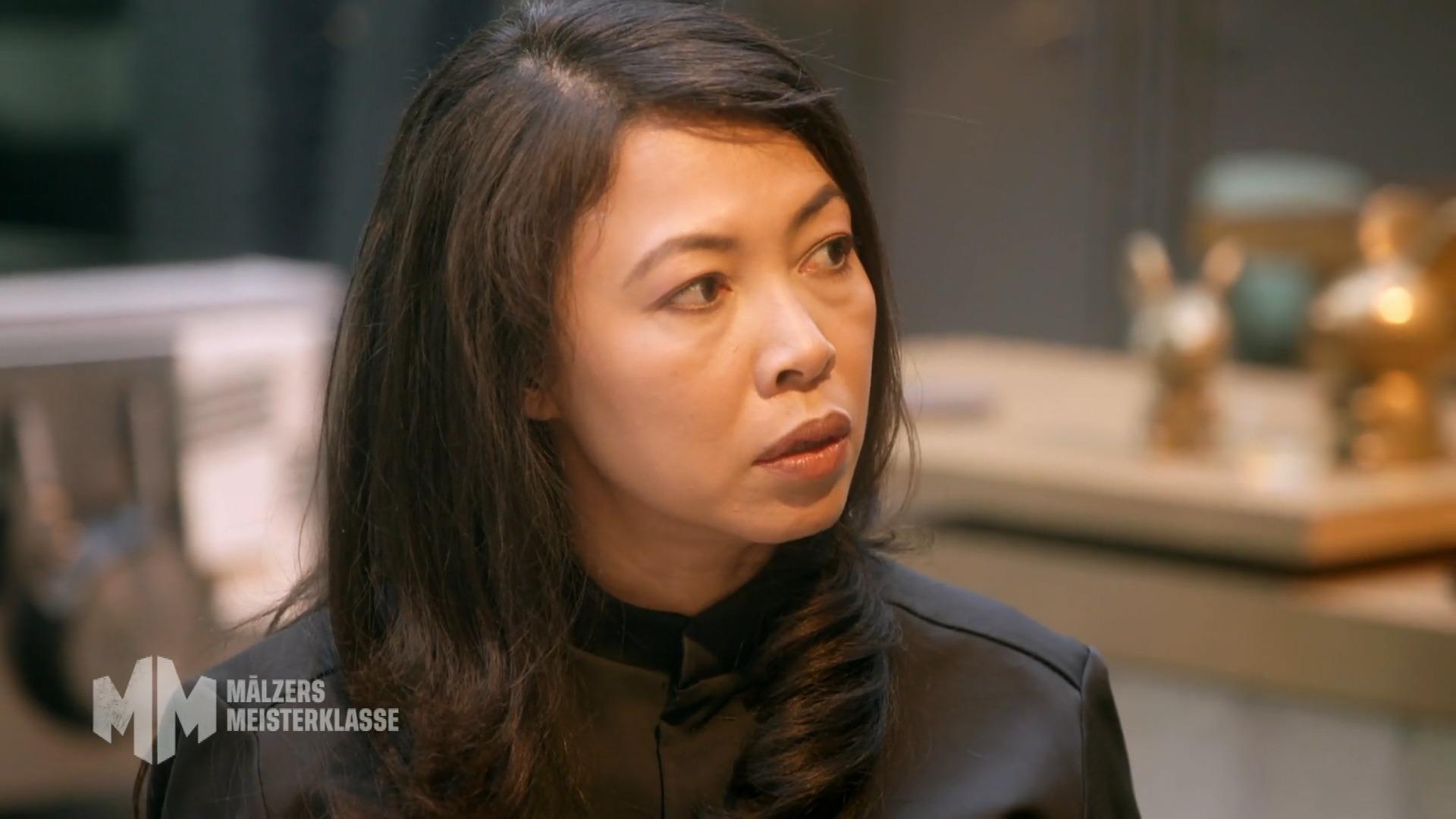 Tim Mälzer zeigt Andita die Kunst des Trockenmarinierens