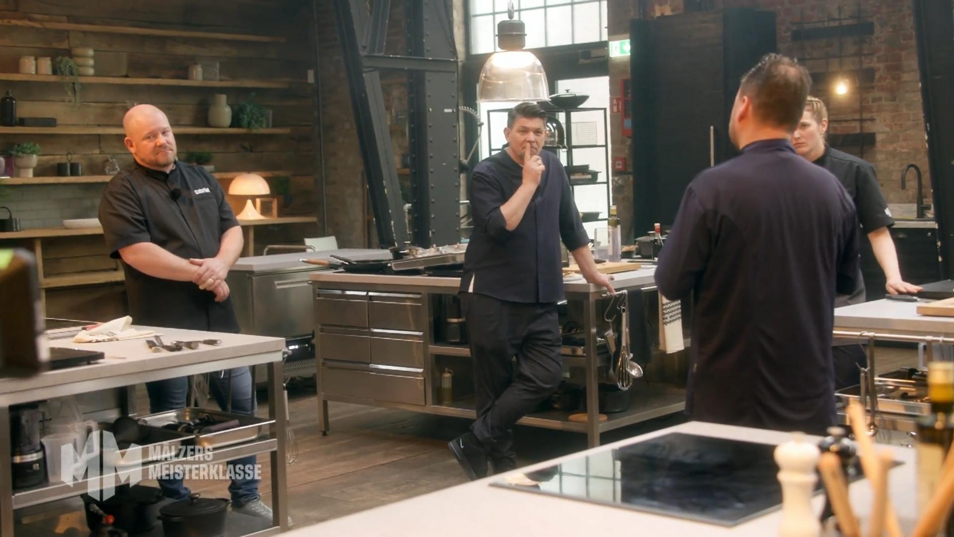 Gabriel und Luisa treten im Fischstäbchen-Battle gegeneinander an