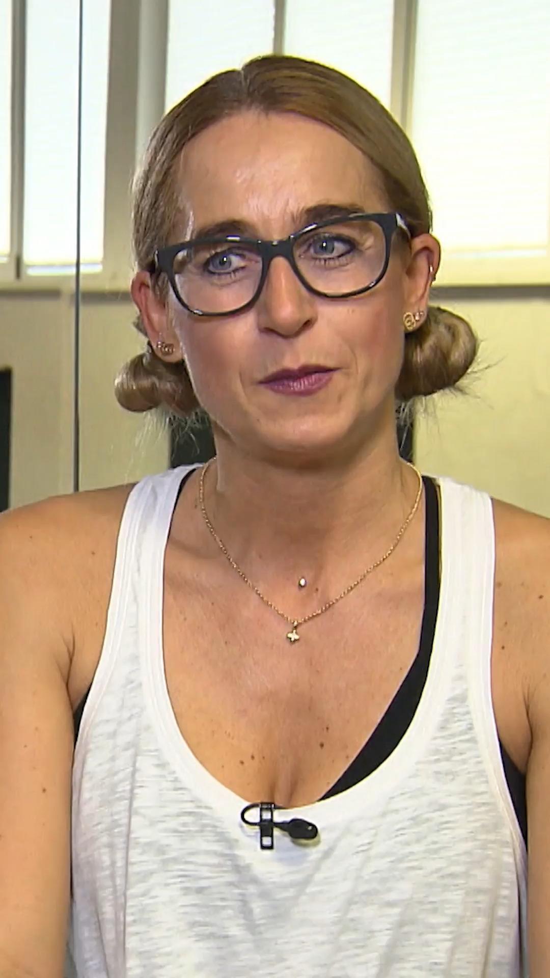 Fitnesstrainerin Tina startet motiviert in ihren Shoppingtag