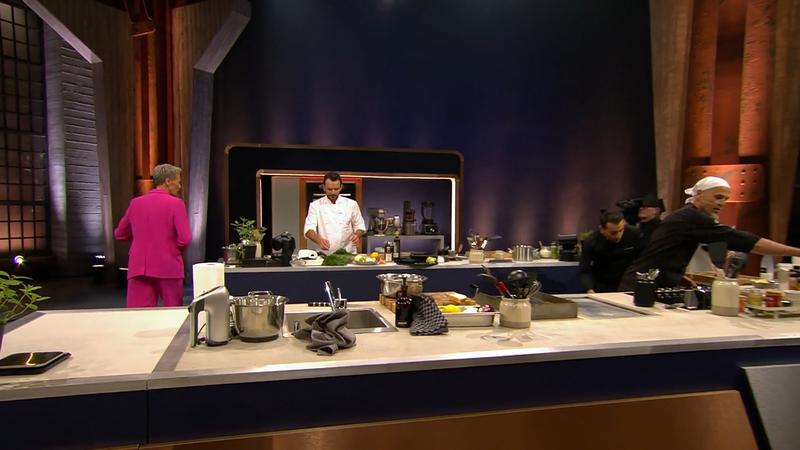 Sonja schleicht durchs Studio und probiert bei den Köchen