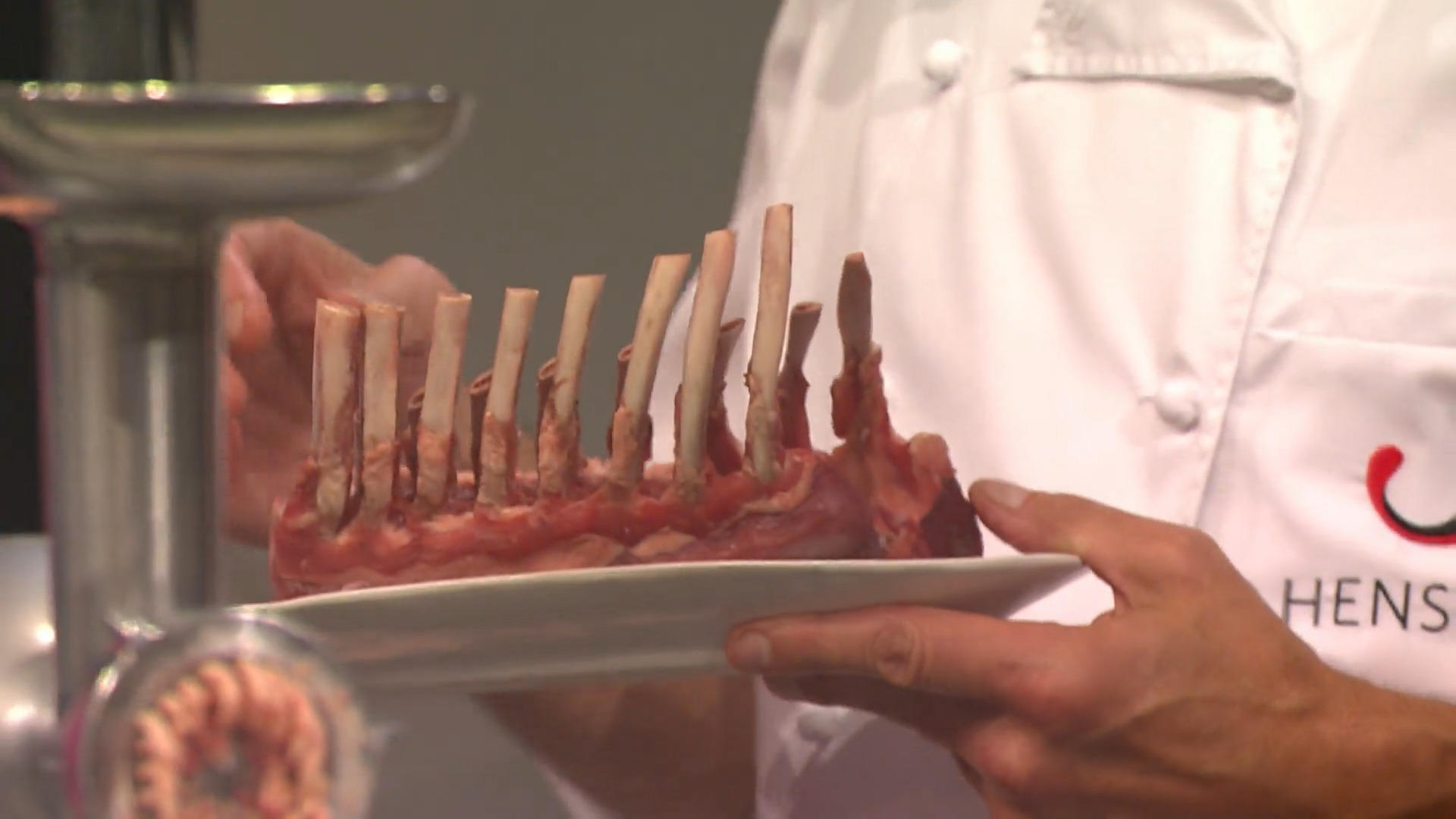 "´Mäh, Schaf, Wiese": Steffen Henssler erklärt Lammkotelett