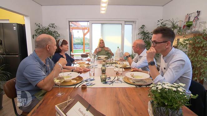 Kinga muss sich direkte Kritik am Tisch anhören