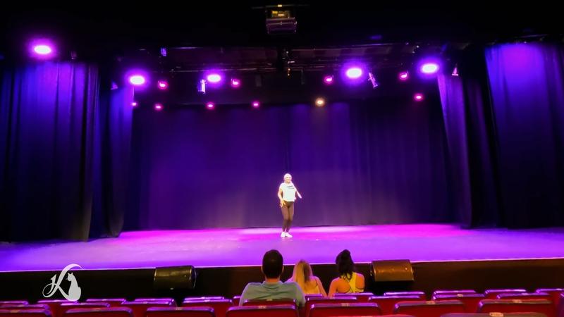 Daniela testet ihre Choreo im leeren Theater