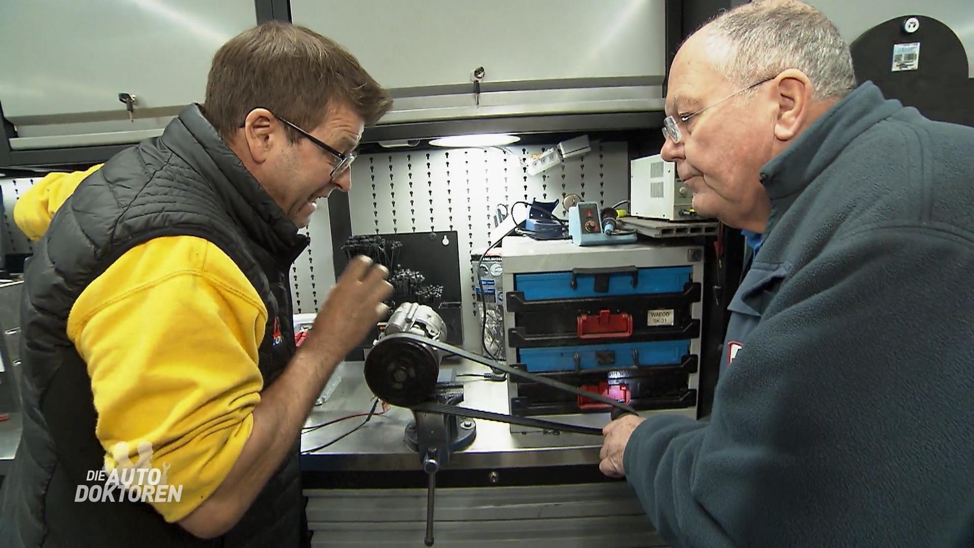 Die Autodoktoren prüfen den Kühlkreislauf