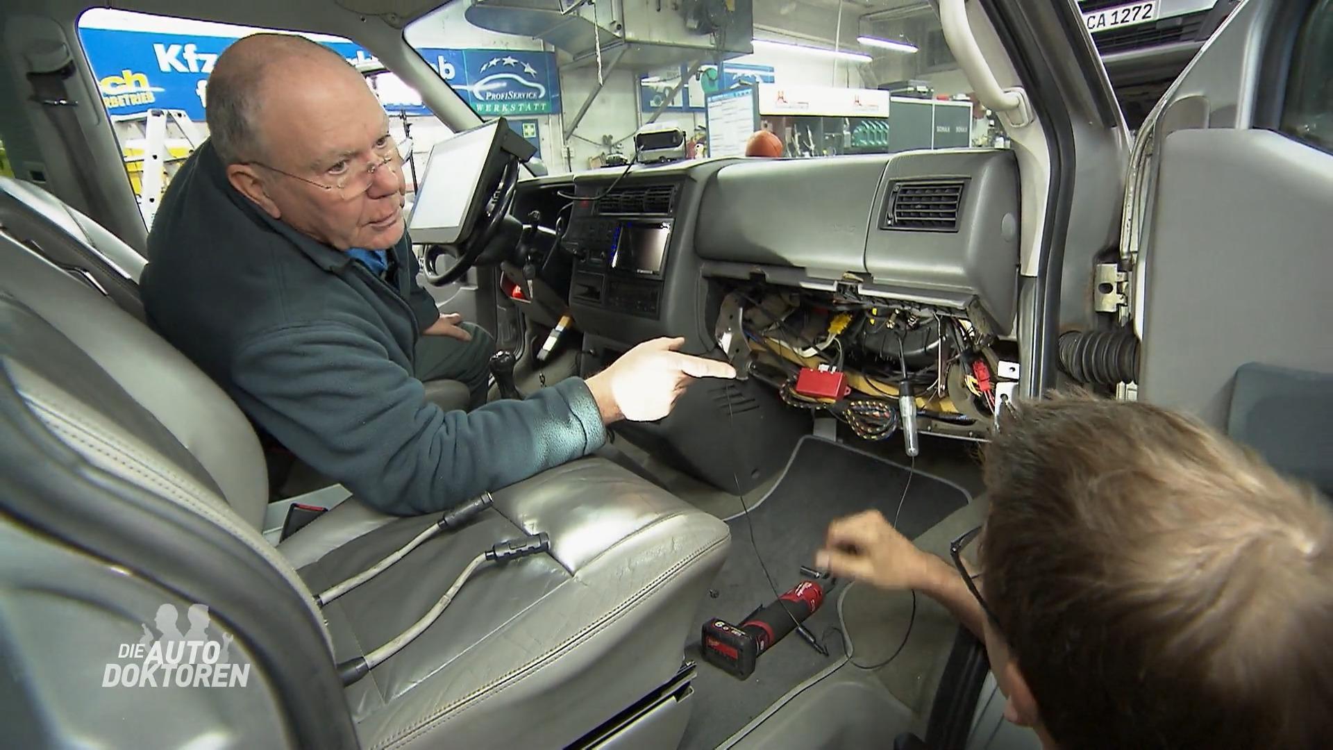 Die Autodoktoren arbeiten sich durch den Schaltplan