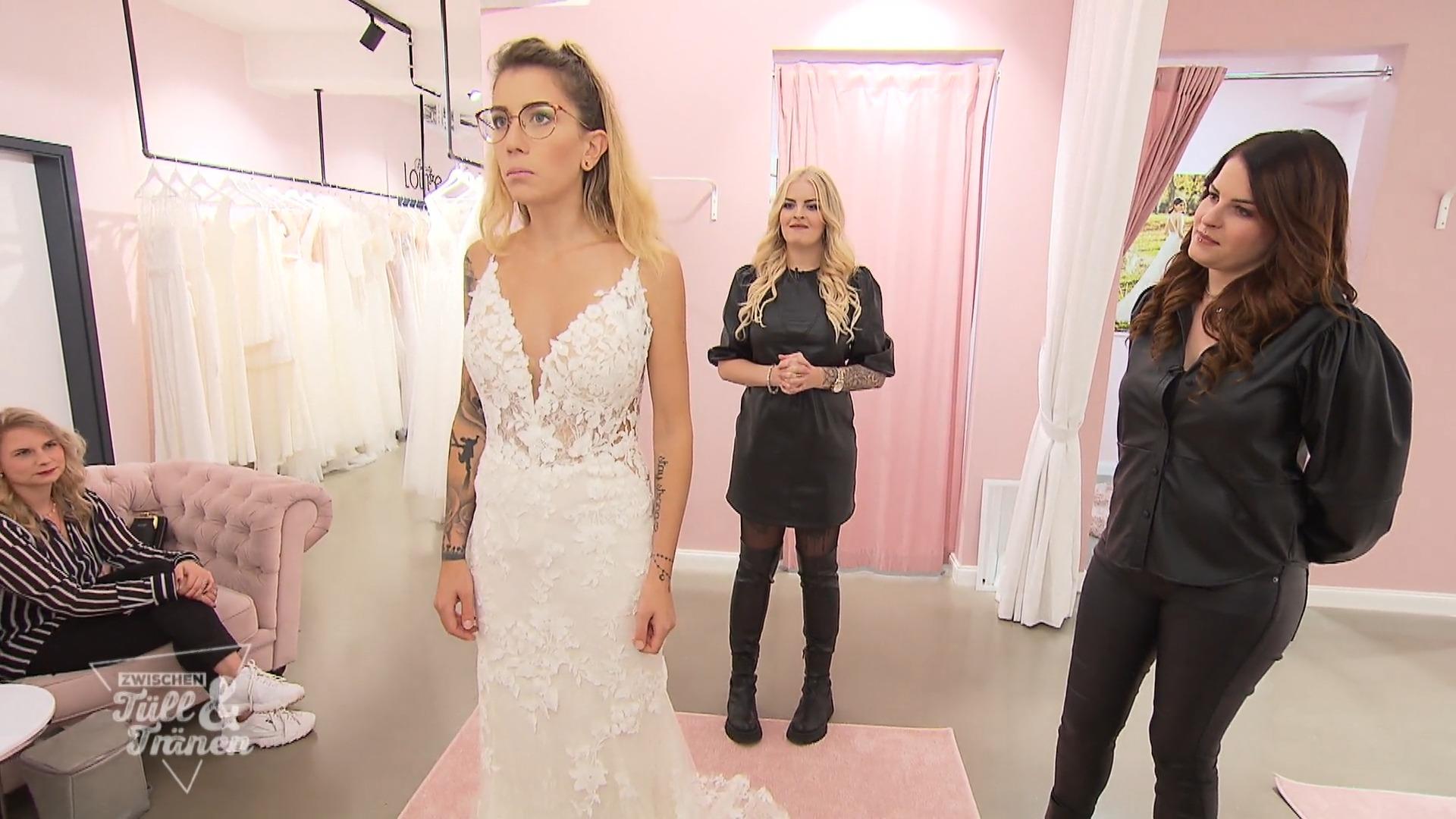 Sarah fühlt sich schön im ersten Kleid