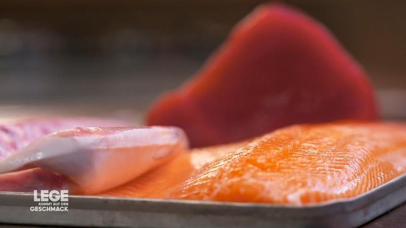 Lege bereitet drei edle Fischsorten vor