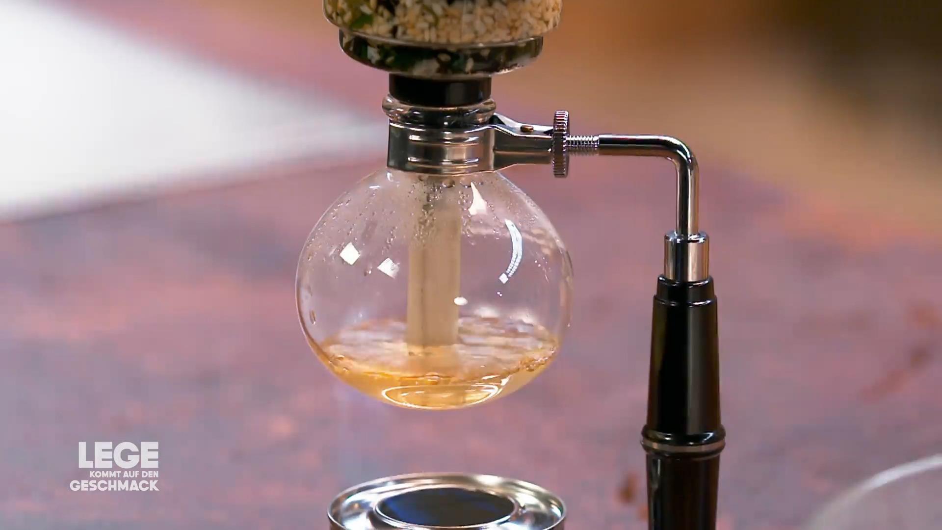 Lege mischt die ideale Würzsoße und bereitet den Reis vor