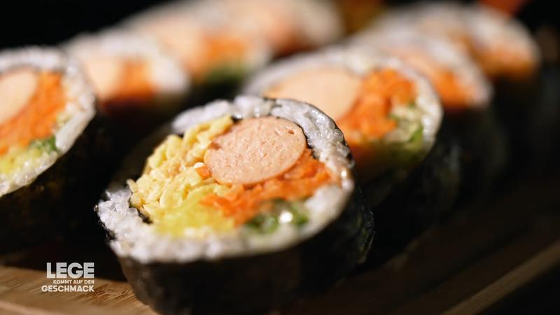 Lege probiert Kimbab in einer neuen Variante