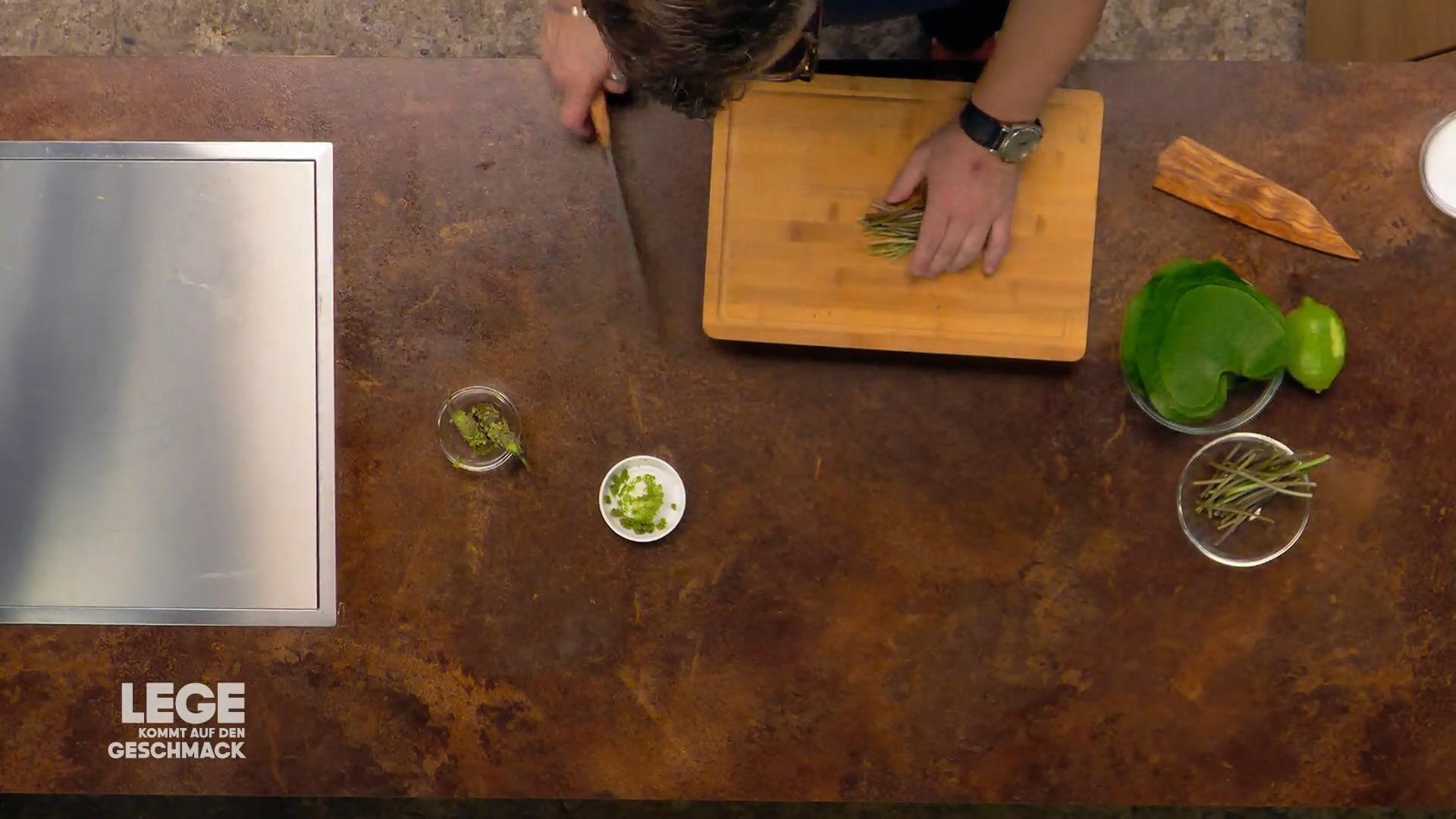 Lege verarbeitet die ganze Wasabi-Pflanze