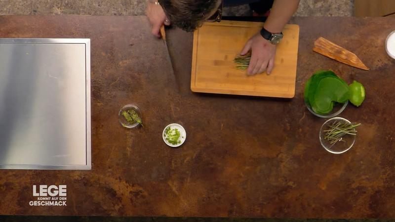 Lege verarbeitet die ganze Wasabi-Pflanze