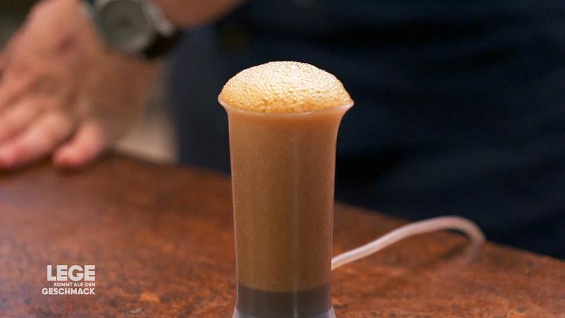 Lege kreiert einen Sojasaucen-Schaum