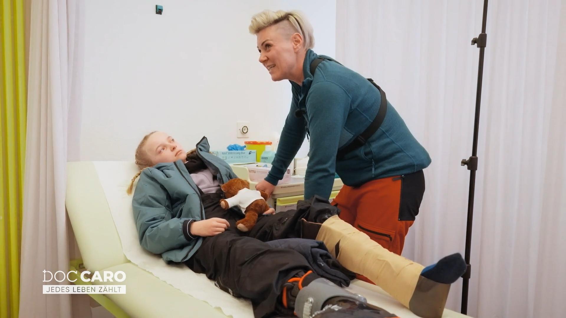 Doc Caro muss Ella Mut machen