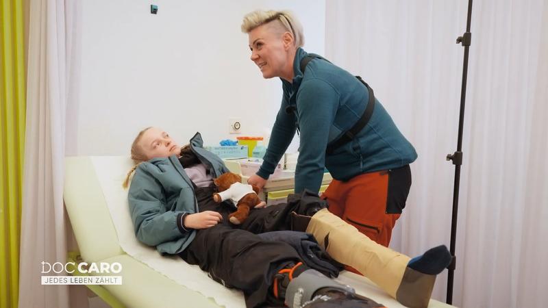 Doc Caro muss Ella Mut machen