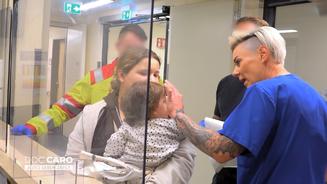 Die kleine Maya hat blutende Platzwunden am Kopf