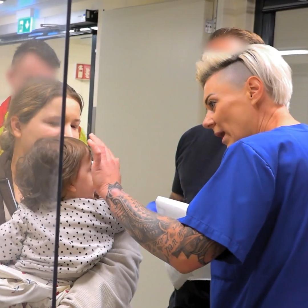 Die kleine Maya wurde mit einer Plastikkiste geschlagen